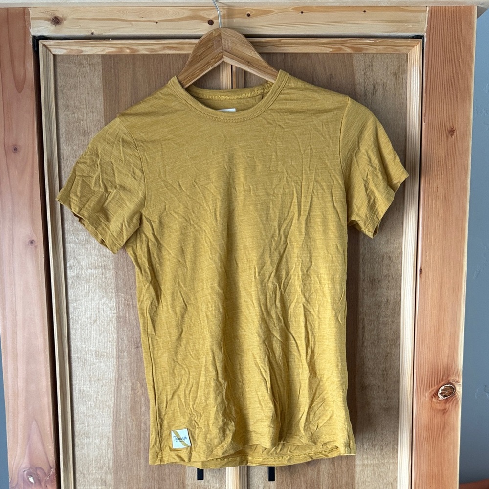 Tracksmith Harrier Tee in Gold Heather, Small